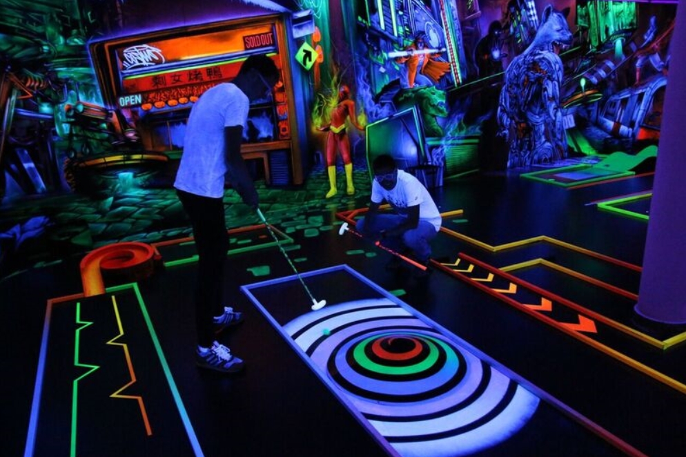 Mainz& Schwarzlicht-Minigolf eröffnet am Freitag in Mainz - 18 Löcher mitten in der Mainzer Altstadt in Neon und 3D Schwarzlicht-Minigolf eröffnet am Freitag in Mainz - 18 Löcher mitten in der Mainzer Altstadt in Neon und 3D