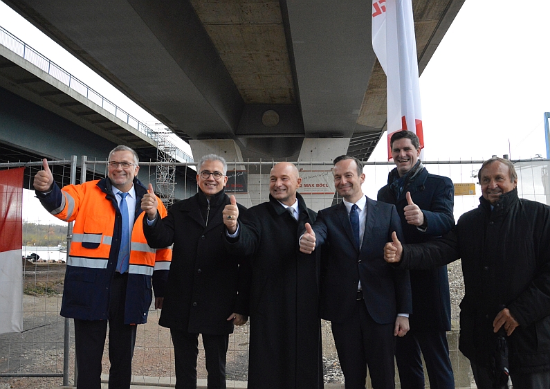 Mainz& Neue Schiersteiner Brücke: Verkehr rollt, offizielle Freigabe erfolgt - Weiterbau A643 verzögert sich weiter - Wildbiene entdeckt Neue Schiersteiner Brücke: Verkehr rollt, offizielle Freigabe erfolgt - Weiterbau A643 verzögert sich weiter - Wildbiene entdeckt