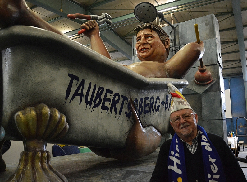 Mainz& Baby Trump, wackelnder Bibelturm, Fossil Merkel und Rohrkrepierer Schulz - Bissige Motivwagen 2018 nehmen Politik aufs Korn Baby Trump, wackelnder Bibelturm, Fossil Merkel und Rohrkrepierer Schulz - Bissige Motivwagen 2018 nehmen Politik aufs Korn