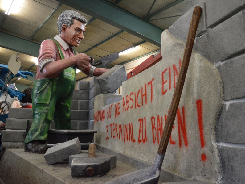 Mainz& Wohnklo, Flinten-Uschi und Fluch des Kari-Beck: Bissige Motivwagen für Rosenmontag Wohnklo, Flinten-Uschi und Fluch des Kari-Beck: Bissige Motivwagen für Rosenmontag