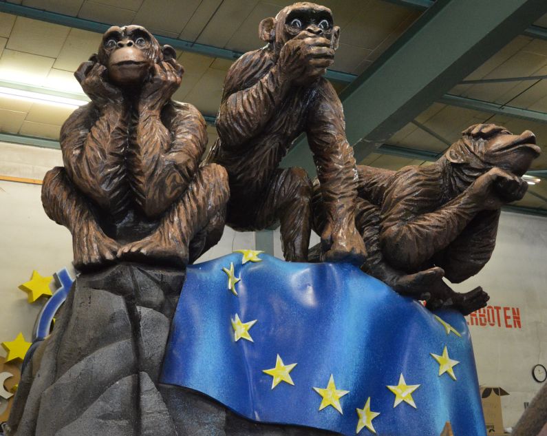 Motivwagen der Mainzer Narren zu den EU-Affen: Nix sehen, nix hören, nix sagen - Foto: gik