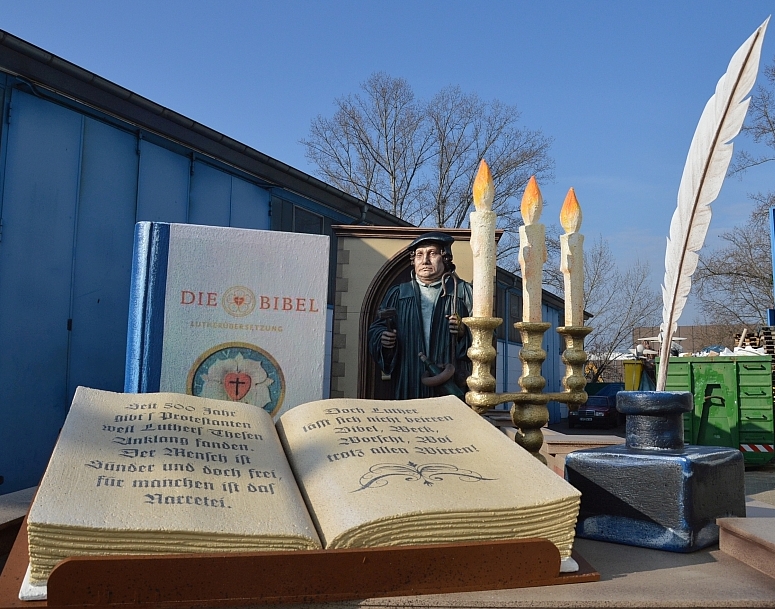 Mainz& Luther rollt am Rosenmontag auf Motivwagen durch Mainz - Evangelische Kirche feiert Reformationsjubiläum Luther rollt am Rosenmontag auf Motivwagen durch Mainz - Evangelische Kirche feiert Reformationsjubiläum