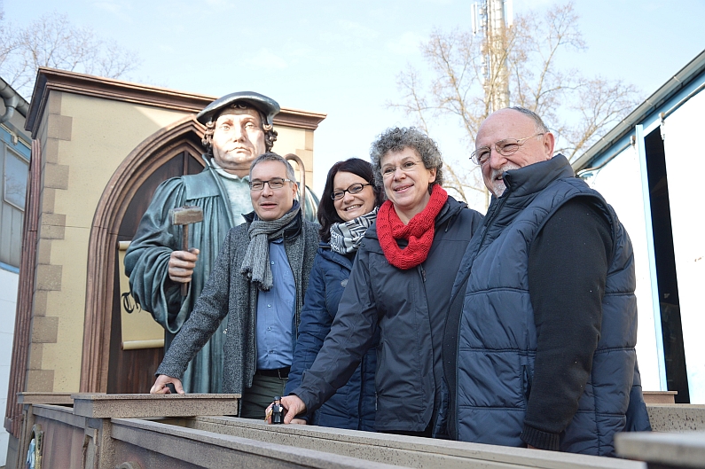 Mainz& Luther rollt am Rosenmontag auf Motivwagen durch Mainz - Evangelische Kirche feiert Reformationsjubiläum Luther rollt am Rosenmontag auf Motivwagen durch Mainz - Evangelische Kirche feiert Reformationsjubiläum