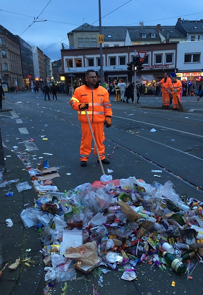Mainz& "Der Gardisten bunte Pracht" - Alles rund um den 68. Mainzer Rosenmontagszug 2019 - Rund 8.600 Teilnehmer, großflächiges Glasverbot "Der Gardisten bunte Pracht" - Alles rund um den 68. Mainzer Rosenmontagszug 2019 - Rund 8.600 Teilnehmer, großflächiges Glasverbot