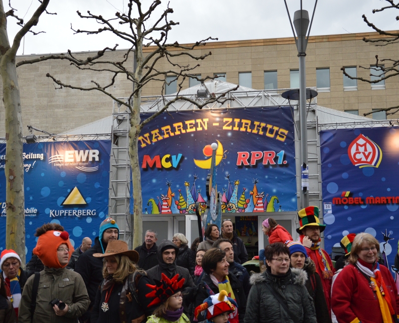 Mainz& Weiberfastnacht: Tolle Weiber, mieses Wetter, friedliche Feiern - und ein Kostheimer Scherz zur Lesselallee Weiberfastnacht: Tolle Weiber, mieses Wetter, friedliche Feiern - und ein Kostheimer Scherz zur Lesselallee