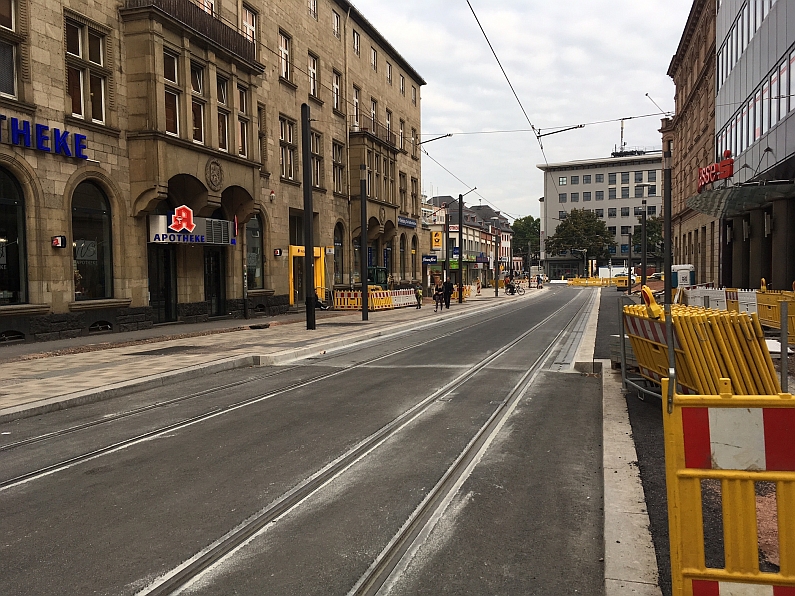 Mainz& Baustelle Schillerstraße: Straßenbahnen fallen für eine Woche aus, Busse bis 9. November über Große Langgasse Baustelle Schillerstraße: Straßenbahnen fallen für eine Woche aus, Busse bis 9. November über Große Langgasse