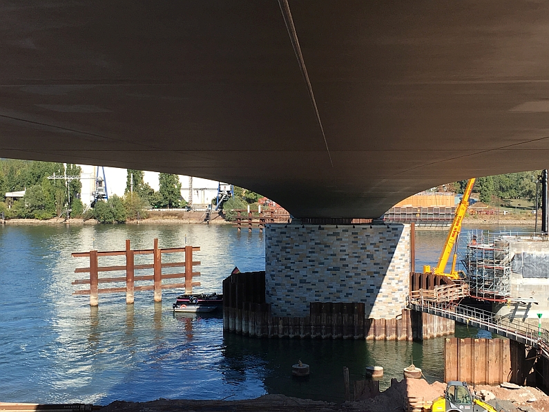 Mainz& Moderne Kathedrale aus Stahl und Beton - Im Inneren der Schiersteiner Brücke von Wiesbaden nach Mainz unterwegs Moderne Kathedrale aus Stahl und Beton - Im Inneren der Schiersteiner Brücke von Wiesbaden nach Mainz unterwegs
