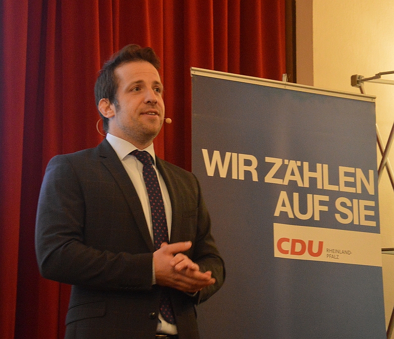 Mainz& Nino Haase offiziell OB-Kandidat der Mainzer CDU - Flegel: "Mainzer wünschen sich einen Neustart" - Haase: Will Grundstein für erfolgreiches Jahrzehnt legen Nino Haase offiziell OB-Kandidat der Mainzer CDU - Flegel: "Mainzer wünschen sich einen Neustart" - Haase: Will Grundstein für erfolgreiches Jahrzehnt legen