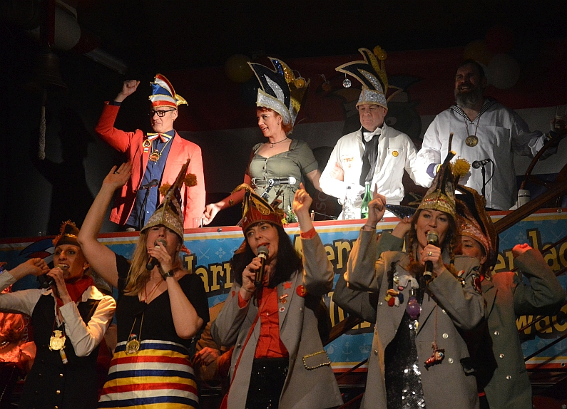Mainz& Der NÜV, der Narren Super-Held - Närrischer Überwachungsverein feiert seit fünf Jahren anarchische Fastnacht von unten Der NÜV, der Narren Super-Held - Närrischer Überwachungsverein feiert seit fünf Jahren anarchische Fastnacht von unten