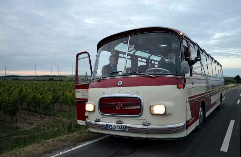 Mainz& Mit dem Oldtimerbus als Weinentdecker in Rheinhessen unterwegs - die Mainz&-Reportage Mit dem Oldtimerbus als Weinentdecker in Rheinhessen unterwegs - die Mainz&-Reportage
