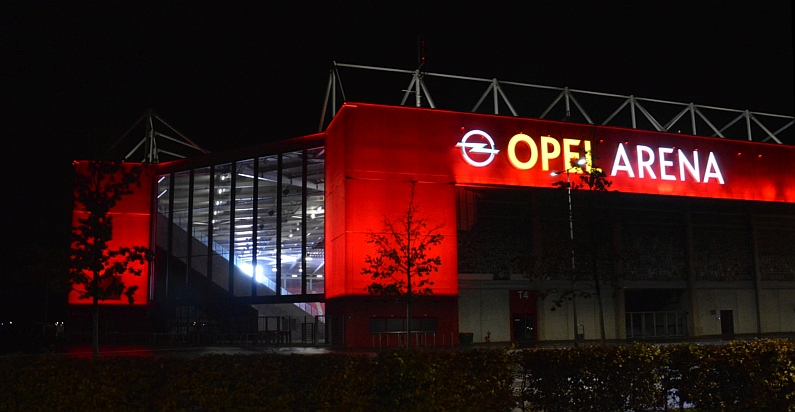 Mainz& Polizeieinsätze bei Fußballspielen: Lewentz will Fußballclubs bei Hochrisikospielen an Kosten beteiligen Polizeieinsätze bei Fußballspielen: Lewentz will Fußballclubs bei Hochrisikospielen an Kosten beteiligen