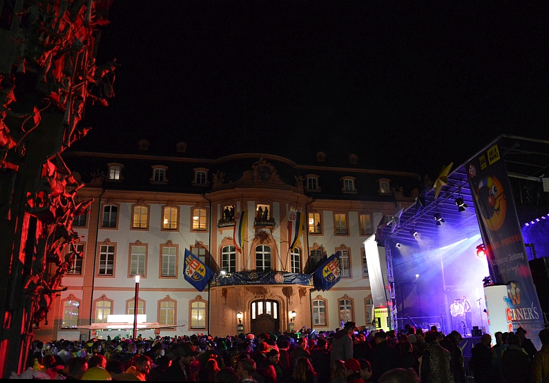 Mainz& Narr sein für einen Tag - 8.000 Narren feiern trotz Regen und Kälte den 11.11.2017 auf dem Schillerplatz in Mainz - UPDATE Narr sein für einen Tag - 8.000 Narren feiern trotz Regen und Kälte den 11.11.2017 auf dem Schillerplatz in Mainz - UPDATE