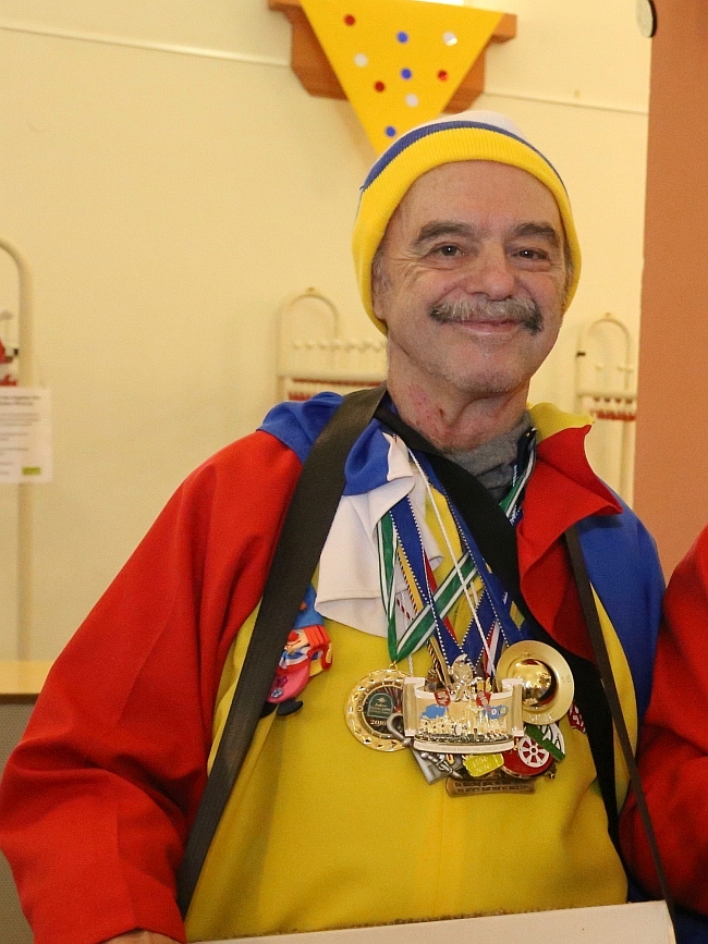 Mainz& Plaketten Klaus ist tot - Meenzer Fastnachtsoriginal stirbt mit 72 Jahren - Klaus verkaufte 54 Jahre lang Zugplakettcher Plaketten Klaus ist tot - Meenzer Fastnachtsoriginal stirbt mit 72 Jahren - Klaus verkaufte 54 Jahre lang Zugplakettcher