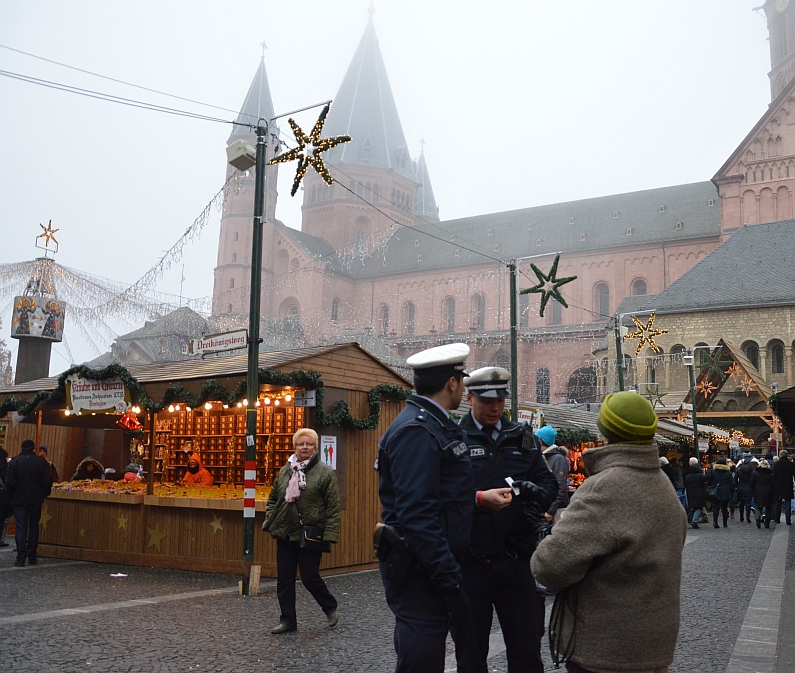 Mainz& Polizei warnt vor Taschendieben auf dem Weihnachtsmarkt - Taschen verschließen, Geldbörse nah an den Körper Polizei warnt vor Taschendieben auf dem Weihnachtsmarkt - Taschen verschließen, Geldbörse nah an den Körper
