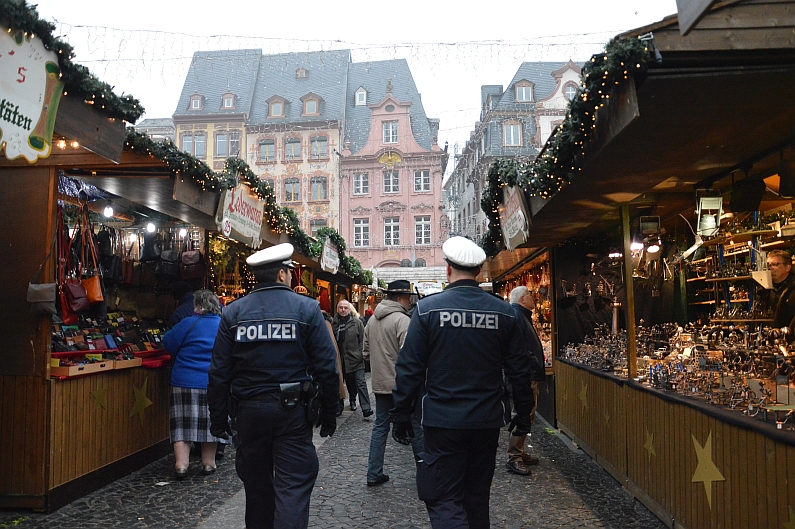 Mainz& Aggressives Betteln, falsche Geldsammler: Mainzer Polizei warnt vor Betrügern auf dem Weihnachtsmarkt Aggressives Betteln, falsche Geldsammler: Mainzer Polizei warnt vor Betrügern auf dem Weihnachtsmarkt