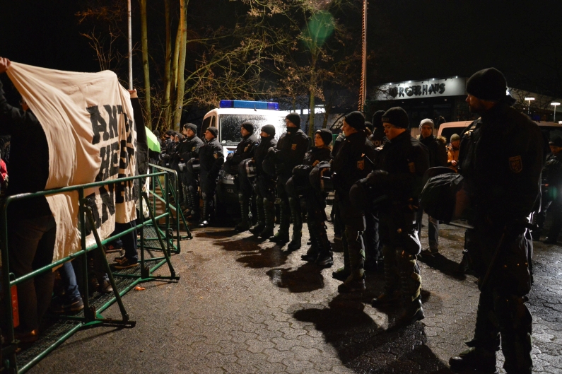 Mainz& AfD-Wahlkampfauftakt: Parolen gegen Flüchtlinge, AfD-Anzeige gegen Polizeichef und erneut Ode an die Freude - UPDATE AfD-Wahlkampfauftakt: Parolen gegen Flüchtlinge, AfD-Anzeige gegen Polizeichef und erneut Ode an die Freude - UPDATE