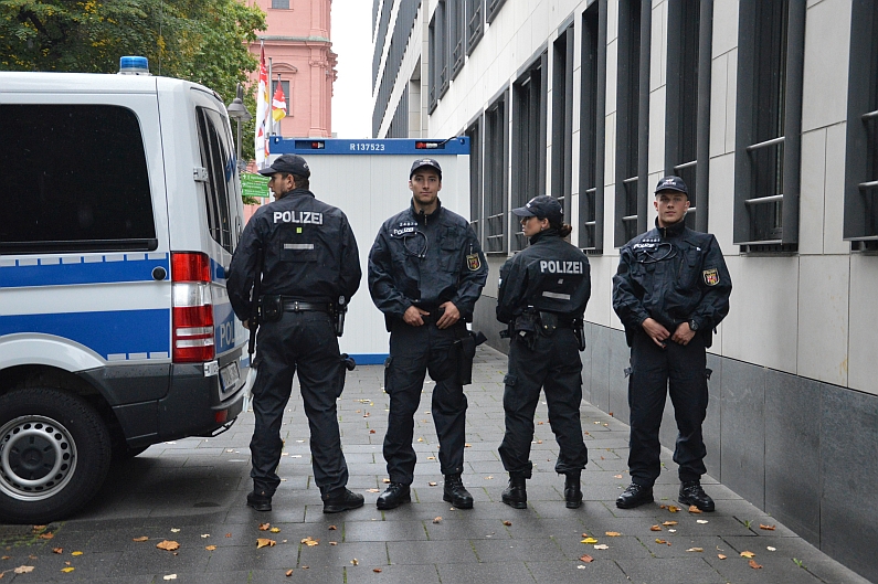 Mainz& Betonsteine, 7.400 Polizisten, Fensterverbot - Strengste Sicherheit für den Tag der Deutschen Einheit Betonsteine, 7.400 Polizisten, Fensterverbot - Strengste Sicherheit für den Tag der Deutschen Einheit