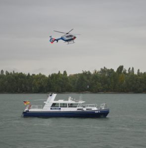 Wird "Schwimmer im Wasser" gemeldet, rückt ein Großaufgebot von Polizei und Feuerwehr aus, Hubschrauber inklusive - das ist so vorgeschrieben. - Foto: gik