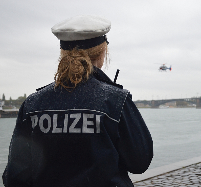 Mainz& Betonsteine, 7.400 Polizisten, Fensterverbot - Strengste Sicherheit für den Tag der Deutschen Einheit Betonsteine, 7.400 Polizisten, Fensterverbot - Strengste Sicherheit für den Tag der Deutschen Einheit