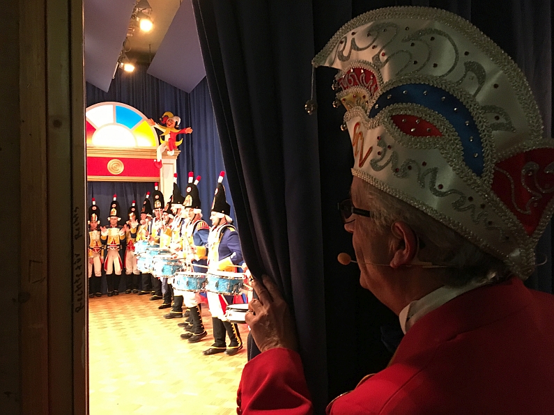 Mainz& "Wenn wir gut sind, sieht man uns nicht" - Büttenschieber, Mikrofonträger, Regisseur, Hunderte heimliche Helfer tragen die Mainzer Fastnacht "Wenn wir gut sind, sieht man uns nicht" - Büttenschieber, Mikrofonträger, Regisseur, Hunderte heimliche Helfer tragen die Mainzer Fastnacht