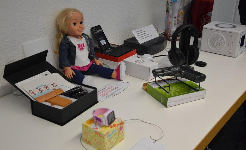 Mainz& Spionage-Teddy, Störsender in der Kamera, brennende Funksteckdose - Ausstellung "Spionagegeräte" bei der Verbraucherzentrale zeigt gefährliche Produkte Spionage-Teddy, Störsender in der Kamera, brennende Funksteckdose - Ausstellung "Spionagegeräte" bei der Verbraucherzentrale zeigt gefährliche Produkte