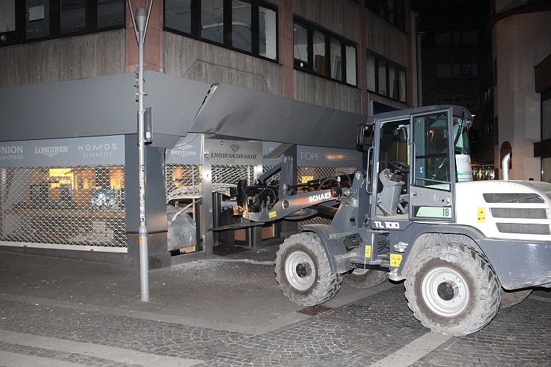 Mainz& Mit dem Radlader ins Schaufenster - Spektakulärer Einbruch bei Juwelier Wagner-Madler am Brand - Täter ermittelt Mit dem Radlader ins Schaufenster - Spektakulärer Einbruch bei Juwelier Wagner-Madler am Brand - Täter ermittelt