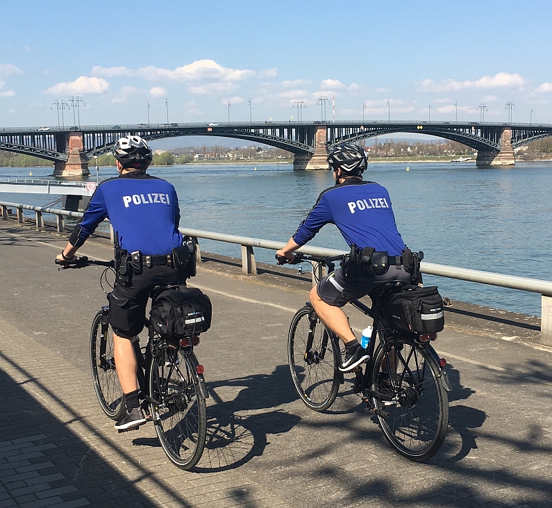 Mainz& Radbenutzung Brücke: Radstreife der Polizei findet Fahrt auf Fahrbahn der Theodor-Heuss-Brücke zu gefährlich Radbenutzung Brücke: Radstreife der Polizei findet Fahrt auf Fahrbahn der Theodor-Heuss-Brücke zu gefährlich