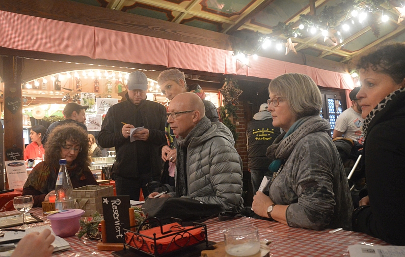 Mainz& Der große Mainz&-Glühweintest 2018: Mainzer Winzergarde testete die große Vielfalt der Mainzer Glühweine - Tolle 2018er Weine und deutlich reduzierter Zucker Der große Mainz&-Glühweintest 2018: Mainzer Winzergarde testete die große Vielfalt der Mainzer Glühweine - Tolle 2018er Weine und deutlich reduzierter Zucker