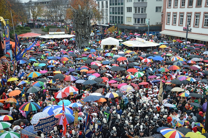 Mainz& Narr sein für einen Tag - 8.000 Narren feiern trotz Regen und Kälte den 11.11.2017 auf dem Schillerplatz in Mainz - UPDATE Narr sein für einen Tag - 8.000 Narren feiern trotz Regen und Kälte den 11.11.2017 auf dem Schillerplatz in Mainz - UPDATE