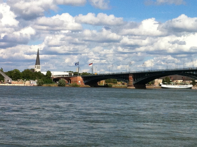 Mainz& Hubschrauber fahndete nach Schwimmer im Rhein - erfolglos Hubschrauber fahndete nach Schwimmer im Rhein - erfolglos