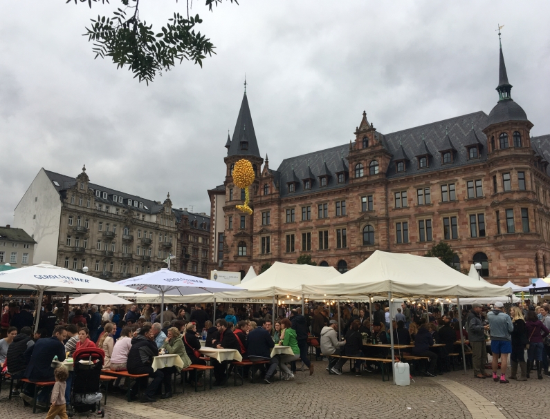 Mainz& "Längste Weintheke der Welt" - Rheingauer Weinwoche lockt vom 10. bis 19. August in Wiesbaden mit rund 1.000 Weinen "Längste Weintheke der Welt" - Rheingauer Weinwoche lockt vom 10. bis 19. August in Wiesbaden mit rund 1.000 Weinen