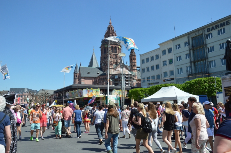 Mainz& Sommer, Sonne, Rheinhessen und ein bisschen Fastnacht - So war der Rheinhessenumzug Sommer, Sonne, Rheinhessen und ein bisschen Fastnacht - So war der Rheinhessenumzug