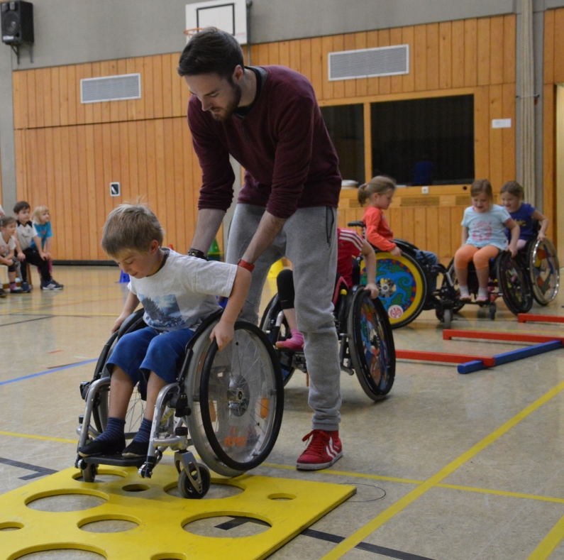 Rollstuhl-Parcours: Hilfe am Kopfsteinpflaster - Foto: gik