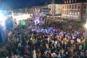 Mainz& Narren starten in die Straßenfastnacht - Umzüge, Guggemusik, Fastnachtssingen und neue Party auf den Domplätzen Narren starten in die Straßenfastnacht - Umzüge, Guggemusik, Fastnachtssingen und neue Party auf den Domplätzen