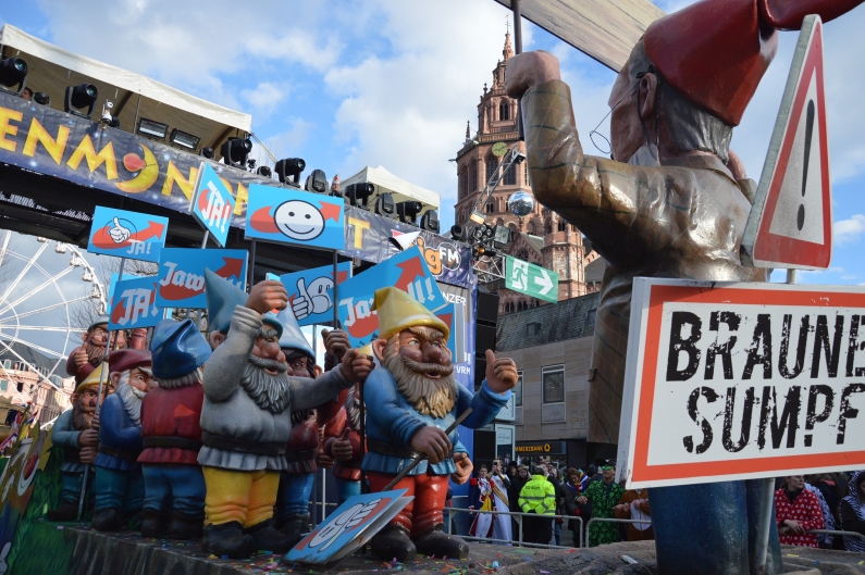 Mainz& Phantastischer Rosenmontag in Mainz - Mehr als 500.000 feiern friedlich große Narrenparty, Rosenmontagszug rollt störungsfrei Phantastischer Rosenmontag in Mainz - Mehr als 500.000 feiern friedlich große Narrenparty, Rosenmontagszug rollt störungsfrei