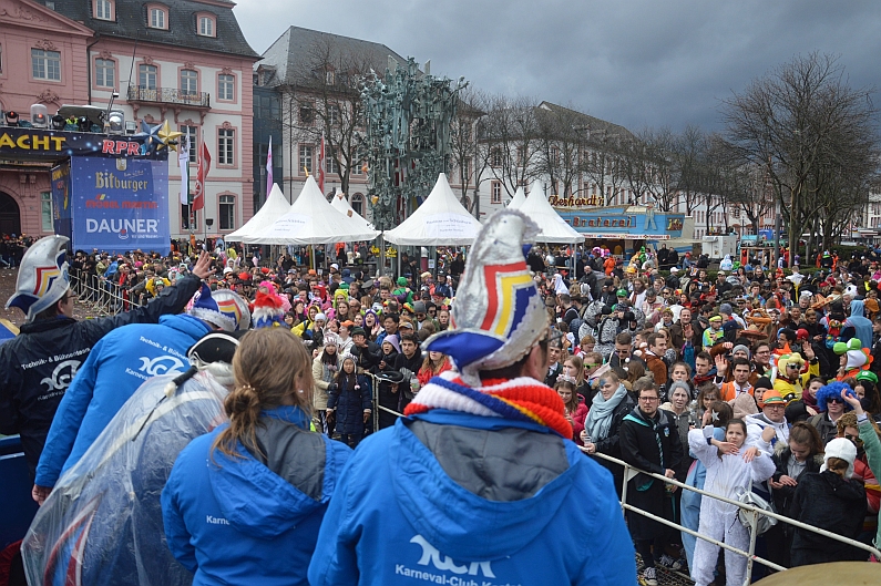Mainz& Rosenmontag 2019 in Mainz: Narren trotzen Sturm und Regen - Mit dem KCK auf dem Aktivenwagen durch Mainz - Bischof Kohlgraf segnet Wagen Rosenmontag 2019 in Mainz: Narren trotzen Sturm und Regen - Mit dem KCK auf dem Aktivenwagen durch Mainz - Bischof Kohlgraf segnet Wagen