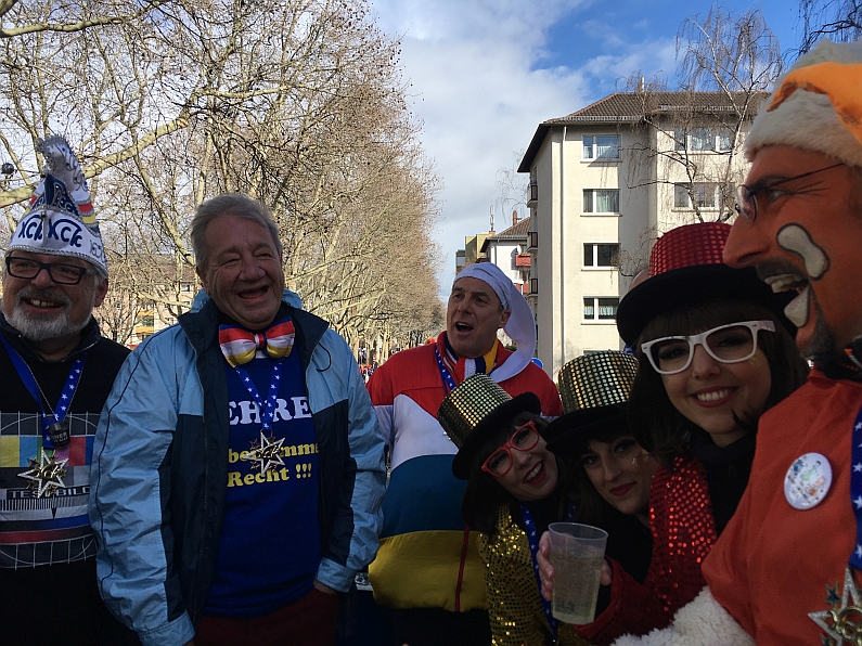 Mainz& Rosenmontag 2019 in Mainz: Narren trotzen Sturm und Regen - Mit dem KCK auf dem Aktivenwagen durch Mainz - Bischof Kohlgraf segnet Wagen Rosenmontag 2019 in Mainz: Narren trotzen Sturm und Regen - Mit dem KCK auf dem Aktivenwagen durch Mainz - Bischof Kohlgraf segnet Wagen