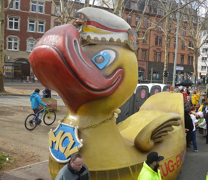Mainz& Rosenmontag 2019 in Mainz: Narren trotzen Sturm und Regen - Mit dem KCK auf dem Aktivenwagen durch Mainz - Bischof Kohlgraf segnet Wagen Rosenmontag 2019 in Mainz: Narren trotzen Sturm und Regen - Mit dem KCK auf dem Aktivenwagen durch Mainz - Bischof Kohlgraf segnet Wagen
