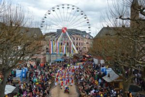 Mainz& Narren starten in die Straßenfastnacht - Umzüge, Guggemusik, Fastnachtssingen und neue Party auf den Domplätzen Narren starten in die Straßenfastnacht - Umzüge, Guggemusik, Fastnachtssingen und neue Party auf den Domplätzen