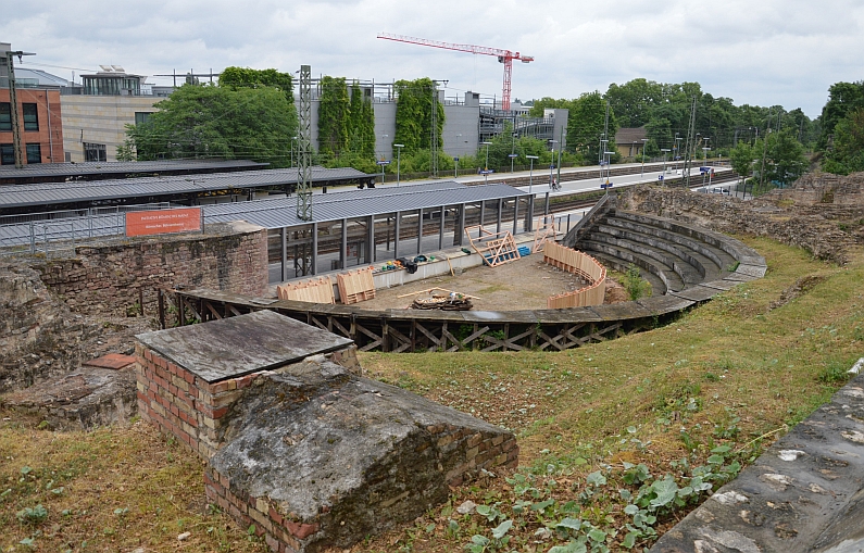 Mainz& Mainzer Herzchirurg Vahl will Römisches Bühnentheater zu seinem Projekt machen - Benefizkonzert als Liedermacher am 15. April Mainzer Herzchirurg Vahl will Römisches Bühnentheater zu seinem Projekt machen - Benefizkonzert als Liedermacher am 15. April