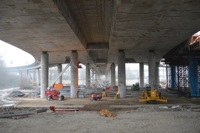 Mainz& Falsch gebohrt: Gutachten zur Schiersteiner Brücke vorgestellt - Brücke im November wieder frei Falsch gebohrt: Gutachten zur Schiersteiner Brücke vorgestellt - Brücke im November wieder frei