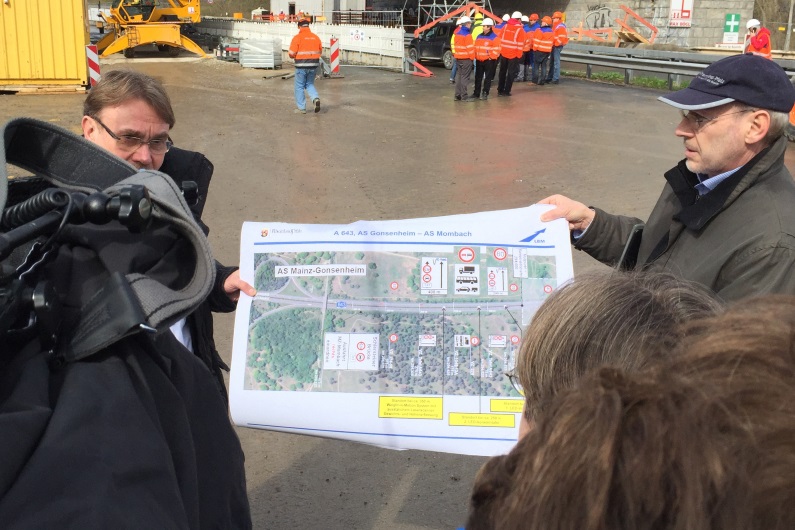 Mainz& Schiersteiner Brücke: Nach Wiedereröffnung nur drei Fahrspuren - Lkw erst wieder 2016 Schiersteiner Brücke: Nach Wiedereröffnung nur drei Fahrspuren - Lkw erst wieder 2016