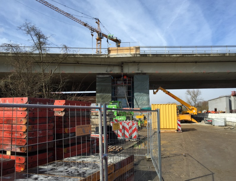 Mainz& Schiersteiner Brücke: Nach Wiedereröffnung nur drei Fahrspuren - Lkw erst wieder 2016 Schiersteiner Brücke: Nach Wiedereröffnung nur drei Fahrspuren - Lkw erst wieder 2016