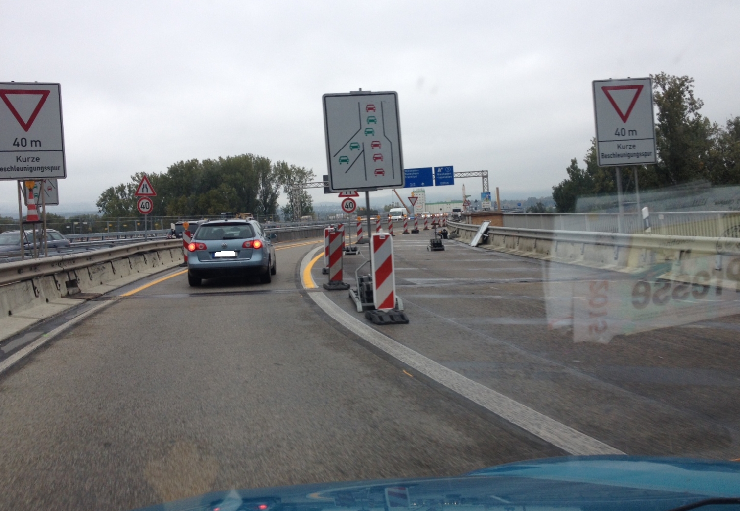 Mainz& Schiersteiner Brücke: Landesbetrieb verteidigt Fahrspur-freie Zone bei Auffahrt Mombach Schiersteiner Brücke: Landesbetrieb verteidigt Fahrspur-freie Zone bei Auffahrt Mombach