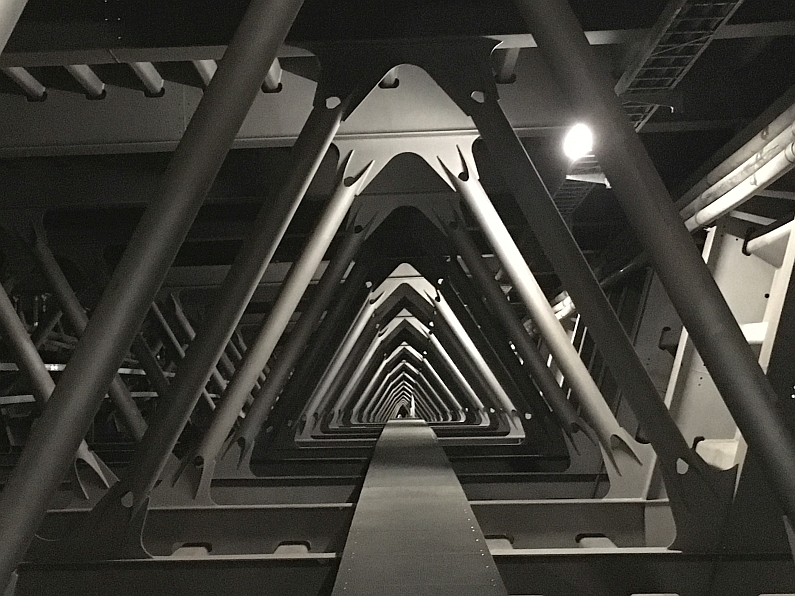 Mainz& Moderne Kathedrale aus Stahl und Beton - Im Inneren der Schiersteiner Brücke von Wiesbaden nach Mainz unterwegs Moderne Kathedrale aus Stahl und Beton - Im Inneren der Schiersteiner Brücke von Wiesbaden nach Mainz unterwegs