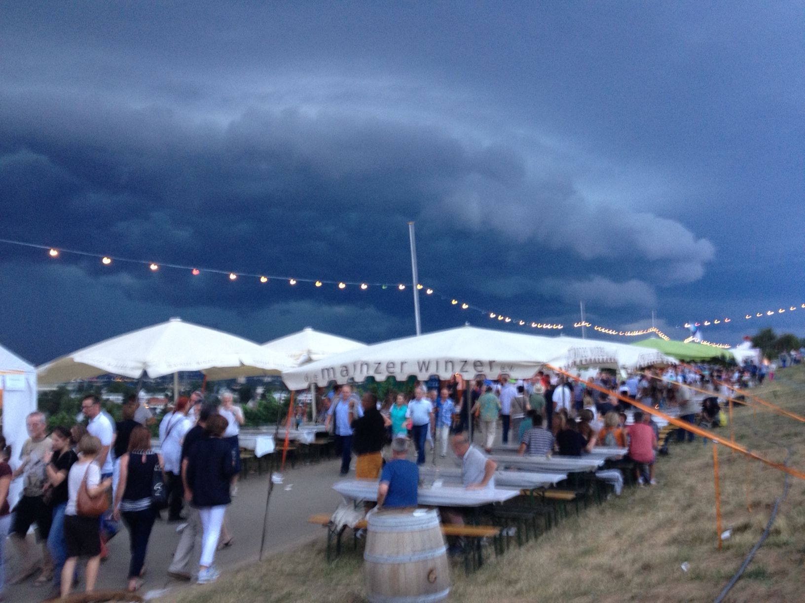 Mainz& Unwetter legt Weinfest in Hechtsheim flach -- UPDATE-- Unwetter legt Weinfest in Hechtsheim flach -- UPDATE--