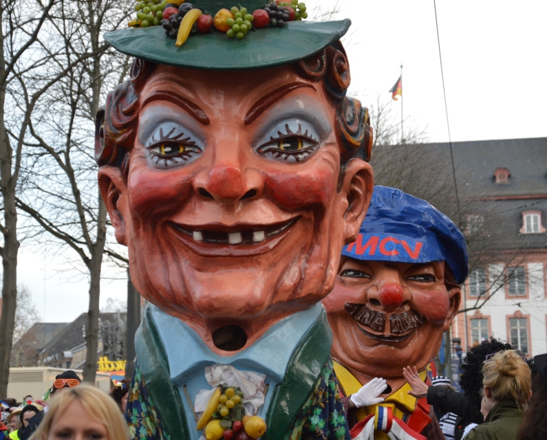 Mainz& Weiberfastnacht, Tanz auf der LU, Umzüge - die Straßenfastnacht geht los! Weiberfastnacht, Tanz auf der LU, Umzüge - die Straßenfastnacht geht los!