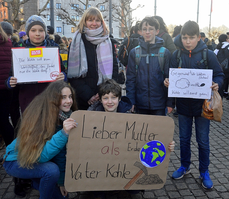 Mainz& "Wir haben nur noch elf Jahre Zeit" - Rund 500 Schüler streiken beim zweiten Fridays for Future in Mainz für Klimaschutz sofort "Wir haben nur noch elf Jahre Zeit" - Rund 500 Schüler streiken beim zweiten Fridays for Future in Mainz für Klimaschutz sofort