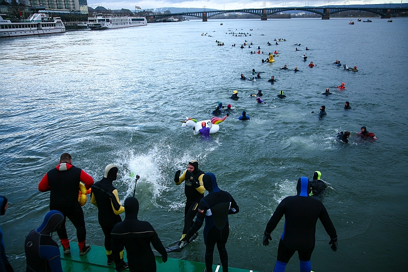 Mainz& Mainz&-Adventskalender Türchen #23: Silvester-Abschwimmen der Mainzer Feuerwehr Mainz&-Adventskalender Türchen #23: Silvester-Abschwimmen der Mainzer Feuerwehr