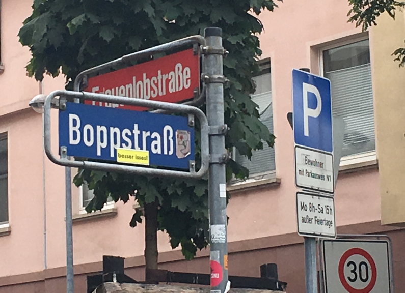 Mainz& Schilderflohmarkt für Mainz - Stadtrat beschließt Flohmarkt für alte Verkehrsschilder - Erlöse könnten an Schulen und Kitas gehen Schilderflohmarkt für Mainz - Stadtrat beschließt Flohmarkt für alte Verkehrsschilder - Erlöse könnten an Schulen und Kitas gehen